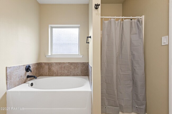 Building Photo - 307 Flanders Ridge Dr