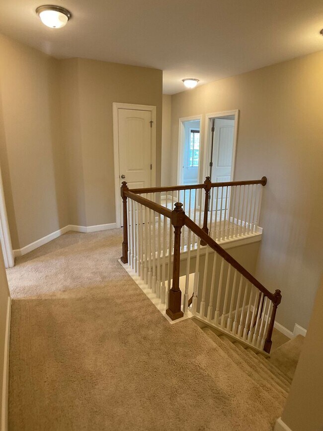 Building Photo - Absolutely Gorgeous and Spacious in Renais...