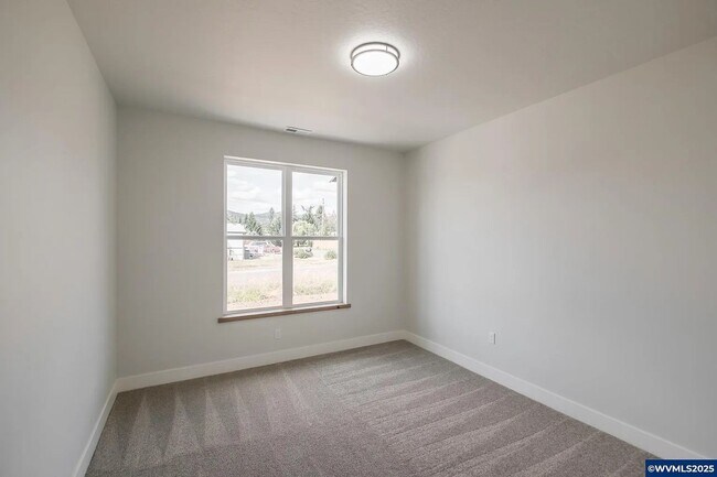 Building Photo - 4 Bedroom 2 Bath House