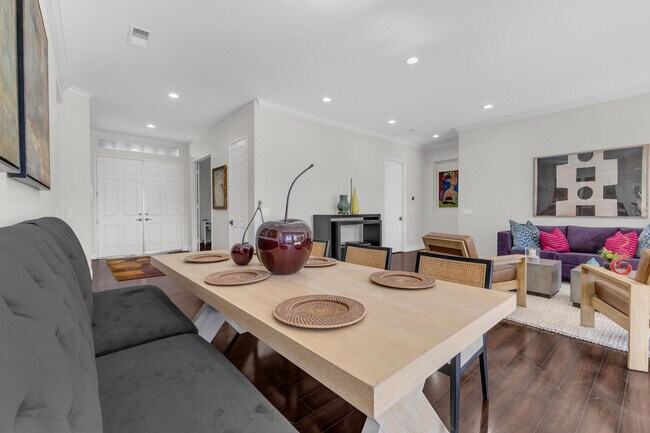 Building Photo - 35 Calle La Reina