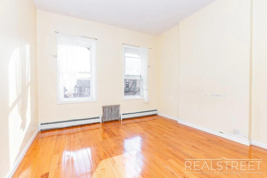 Building Photo - ? Spacious 2 Bedroom Apartment in Bushwick ?