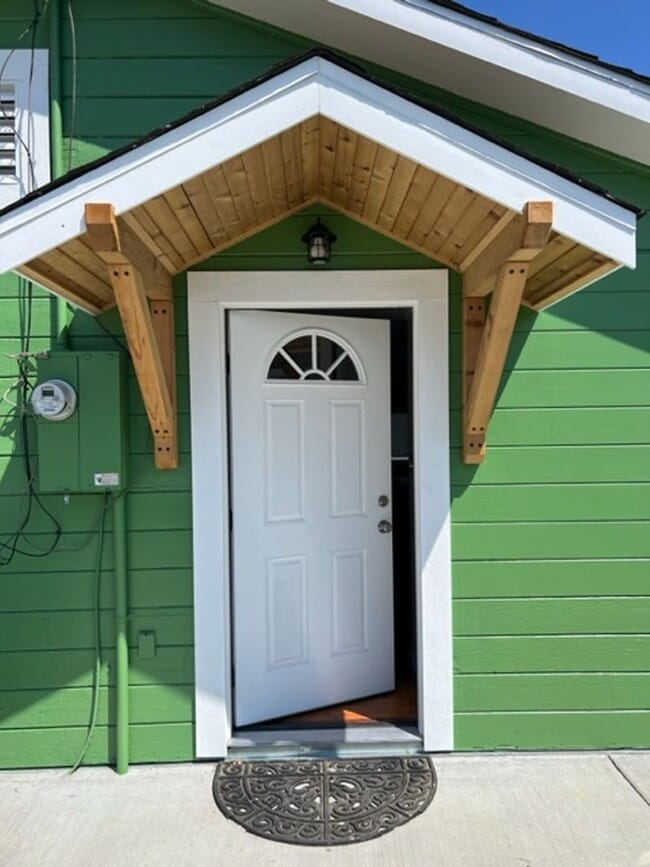 Building Photo - East Eureka! Top to bottom remodel, 2/1 house w/ garage