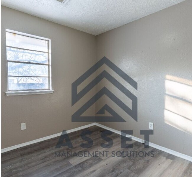 Building Photo - Spacious 5-Bedroom Home Near Tinker AFB and Local Parks