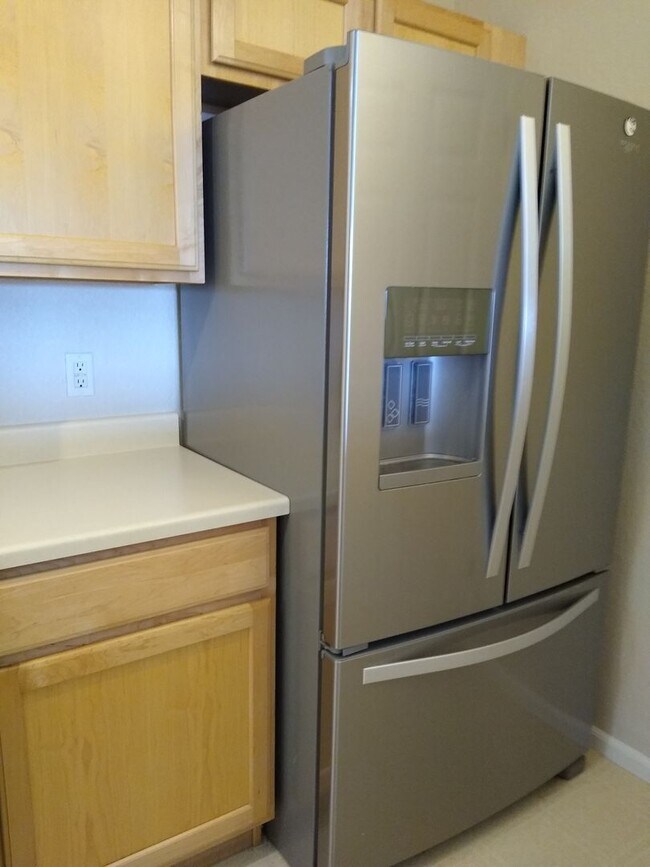 Building Photo - Super Fly 1 Bedroom with Large Study, 1 1/...