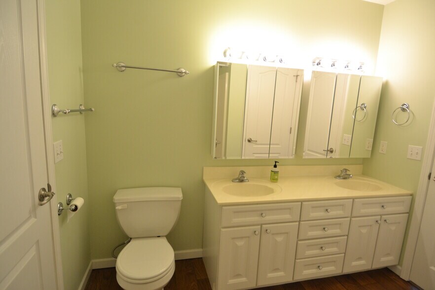 Building Photo - 1900 Salter Pl