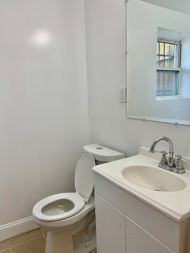 Building Photo - 3 Bedroom Home