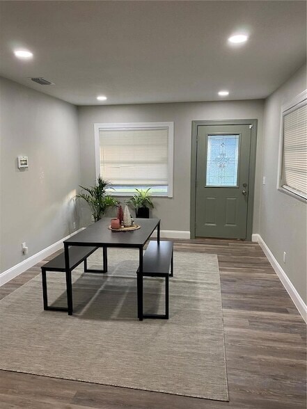 Building Photo - 7014 Glenview Dr