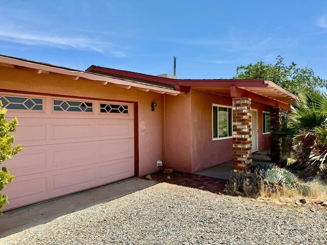 Building Photo - Come soon! 2 Bedroom home