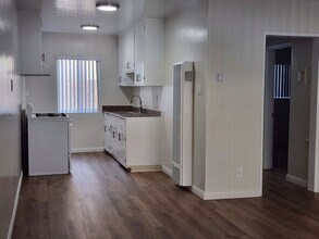 Building Photo - Updated LARGE Bright Lower One Bedroom in ...