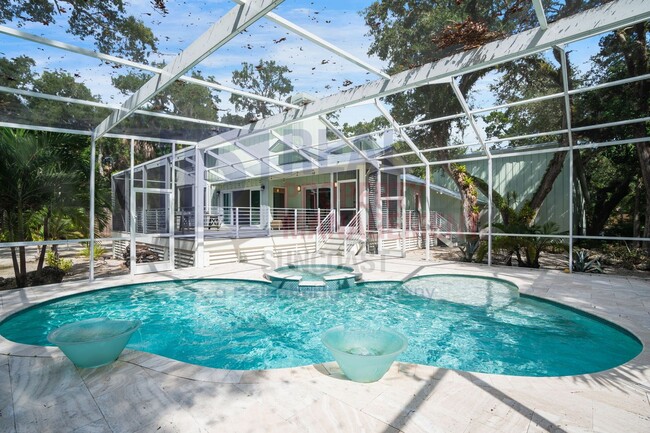 Building Photo - Stunning 4/2 on Siesta Key!