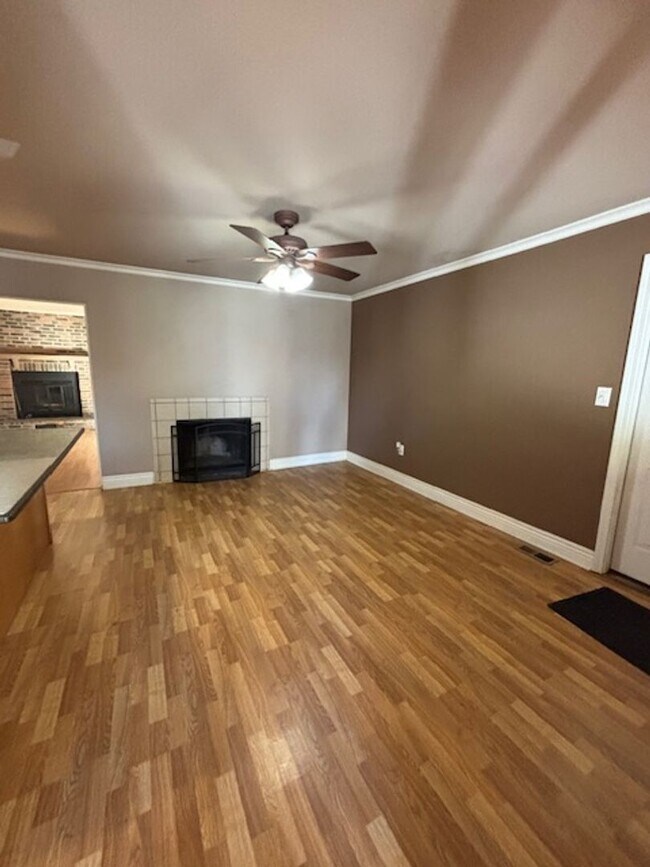 Building Photo - STUNNING 3 BEDROOM HOME IN NOVI !!