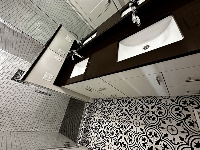 Building Photo - Available Early March!!  Bright and light with fantastic Views!!