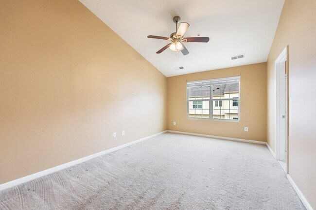 Building Photo - Stunning luxury townhome in the Fieldstone...