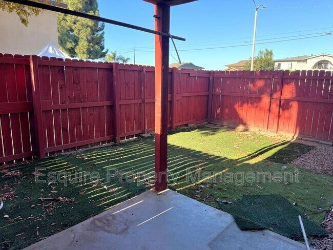 Building Photo - 2070 N Ventura Rd