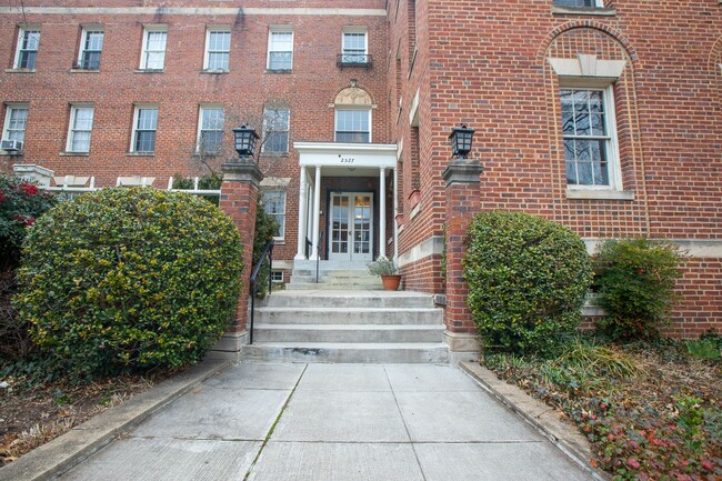 Building Photo - Amazing 2 BR/1 BA Condo in Georgetown, DC!