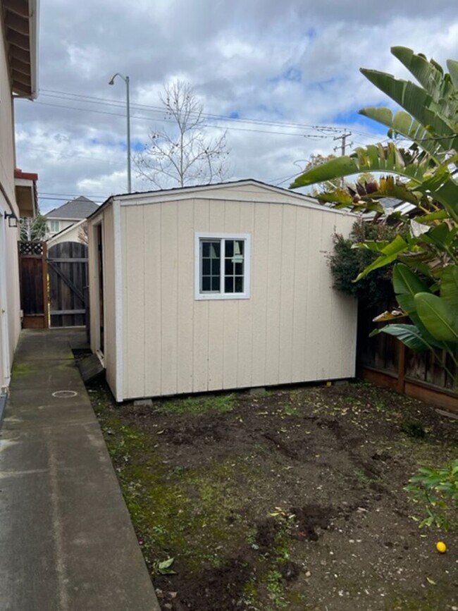 Building Photo - CAMPBELL - Executive 5 bedroom home in a desirable neighborhood