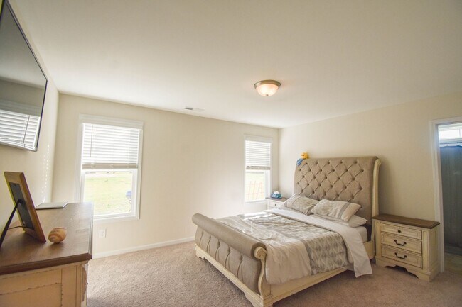 Building Photo - 3 Bedroom 2.5 Bathroom- Built in 2024!