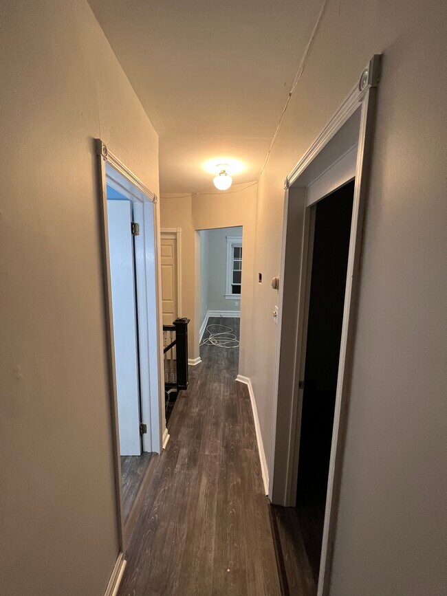 Building Photo - 214 Maple St