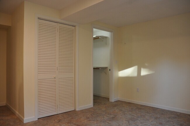 Building Photo - Basement Apartment, 2 bed 1 bath close to Food Trucks on Best