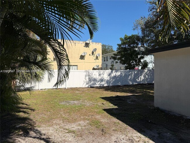 Building Photo - 1621 SW 11th Ct
