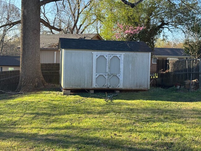 Building Photo - Move-in Ready!