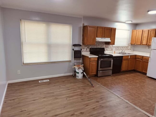 Building Photo - 2461 Duchess Dr