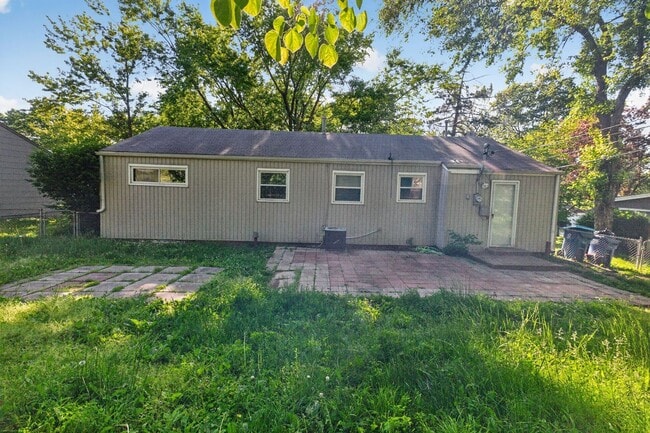 Building Photo - Unbeatable Prairie Village Location - 3BR/1BA Home, Fully Fenced Yard, Laundry Hook Ups, Attached...