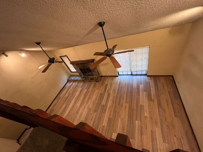Building Photo - Large 2BD/ 2BTH with loft-Great Location