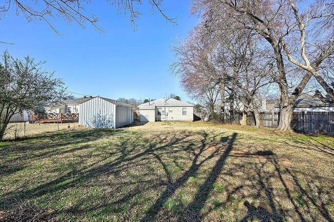 Building Photo - 416 Elm St