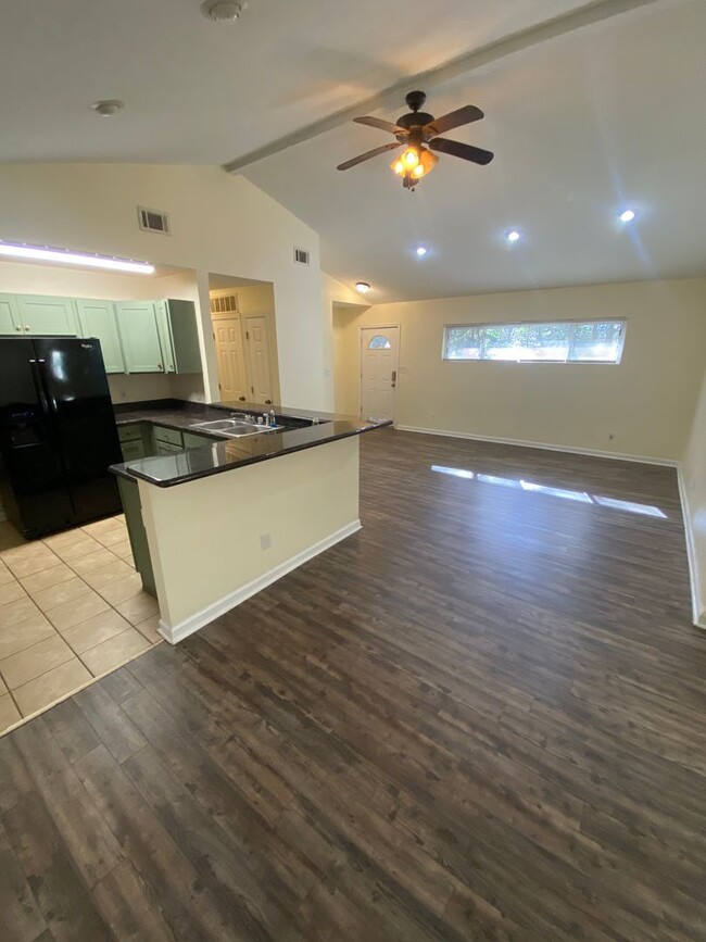 Building Photo - Stunning 3 Bedroom 2 Bathroom Single Famil...