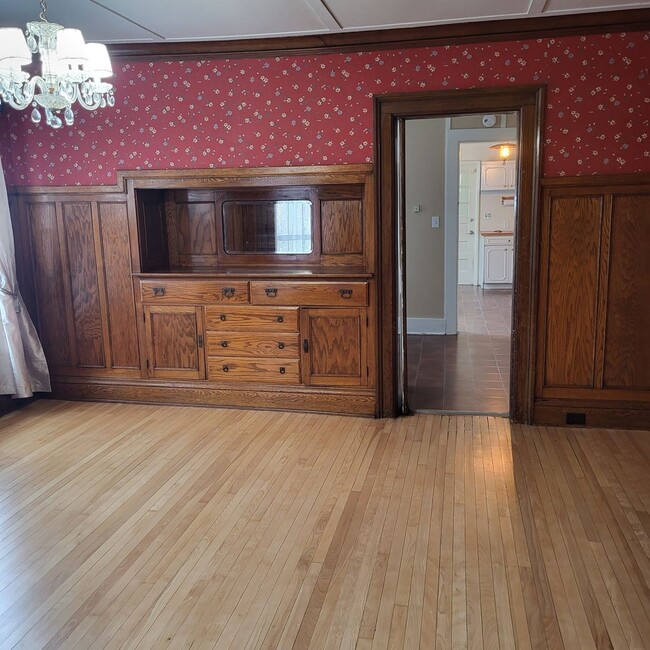 Building Photo - BEAUTIFUL 4 BEDROOM HOME NEAR DOWNTOWN CADILLAC