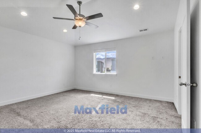 Building Photo - Spacious 5-Bedroom End-Unit Townhome with ...