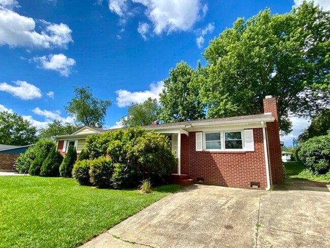 Building Photo - Charming Brick Ranch in Haw Creek