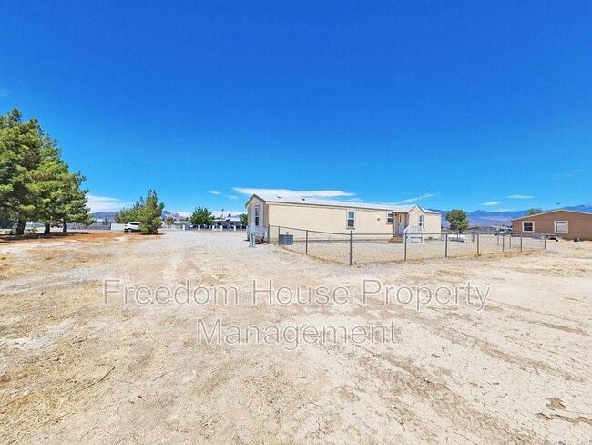 Building Photo - 3851 W Donner St