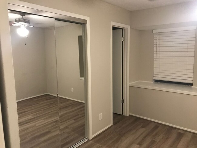 Building Photo - Newly Remodeled Condo!