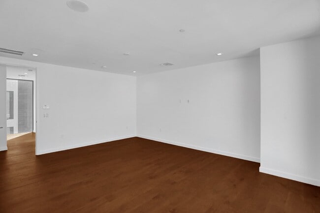 Building Photo - Gorgeous New Townhouse on the Beach