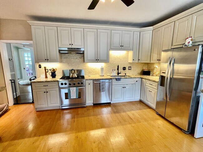 Building Photo - Charming Larchmont 4 Bedroom - 2 Sun Rooms...