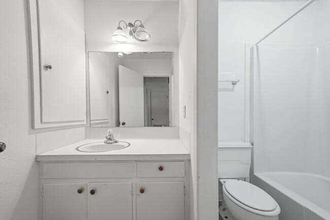 Building Photo - 204 W Lampasas St