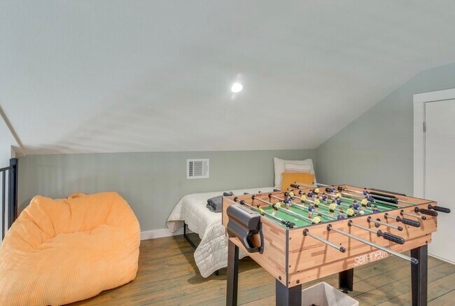 Building Photo - 1049 Sunset Cir