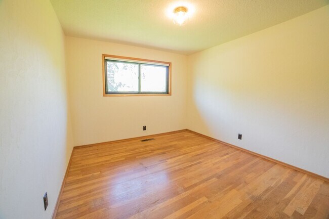 Building Photo - Large One Level Oregon City Home