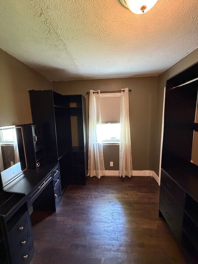 Building Photo - Secluded & Charming 3BR/1BA in Lansing — Section 8 Approved