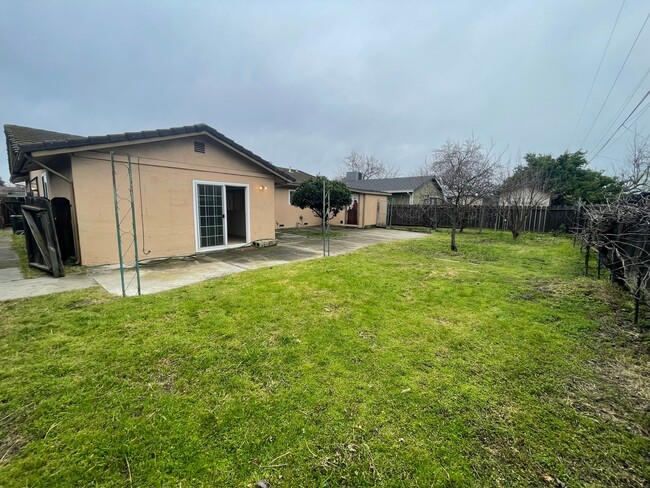 Building Photo - Nice Family Home Near Schools, Transportat...