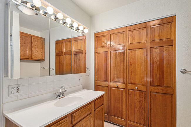 Building Photo - Charming 2-Bedroom Apartment in the Heart ...