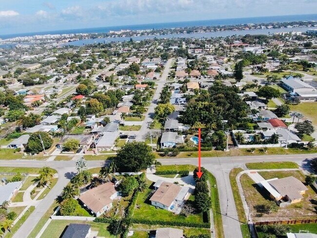 Building Photo - 887 W Perry St