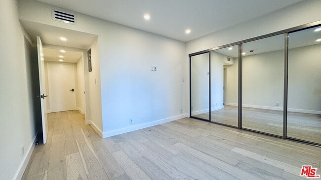 Building Photo - 414 N Palm Dr