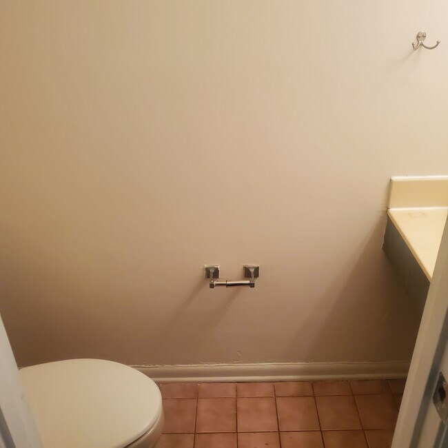 1/2 Bath - 76 Chelmsford Ct