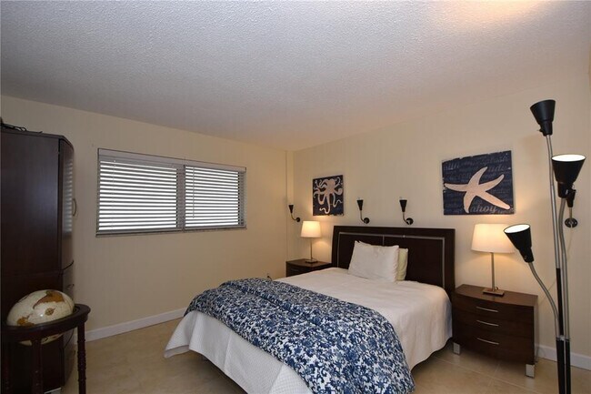 Building Photo - 400 Golden Isles Dr