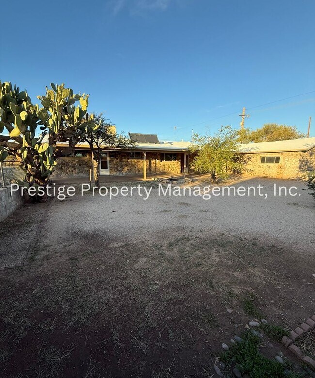 Building Photo - 3BD 2BA Waiting for You to Call Home!!