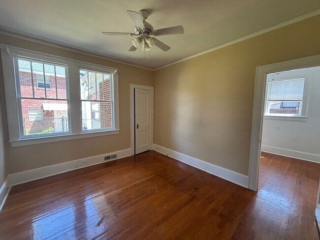 Building Photo - 1103 Parkside Dr