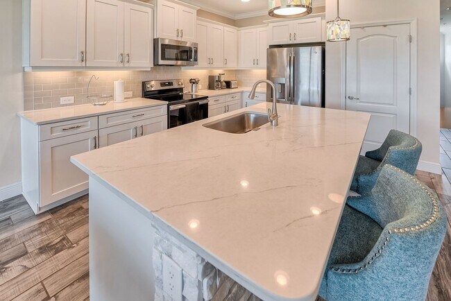 Building Photo - 6960 Avalon Cir